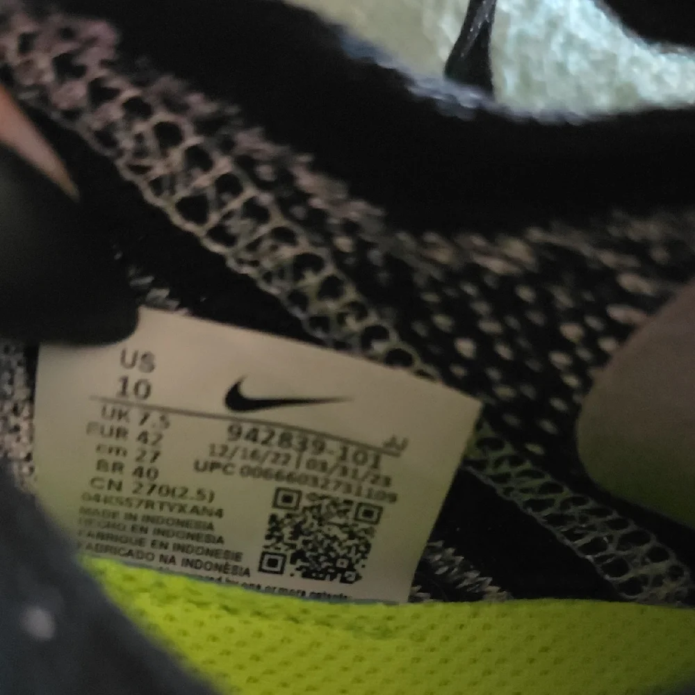 Nike | Women's Black and White Knit Athletic Shoes 10 - Picture 7 of 7